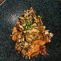 Лапша с цыпленком и шампиньонами в азиатском стиле в More More