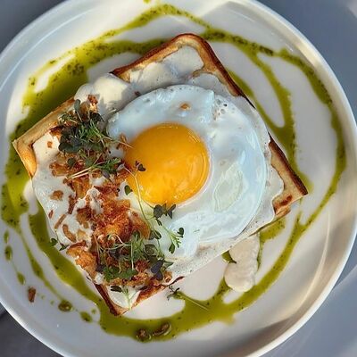 Картофельная вафля с вешенками и беконом в Camon Cafe по цене 660 ₽