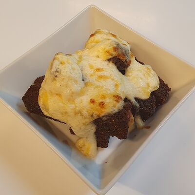 Чесночные гренки из ржаного хлеба под сливочно-сырным соусом в Рент кафе по цене 240 ₽