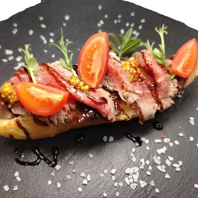 Брускетта с ростбифом и луком в Лавр по цене 199 ₽