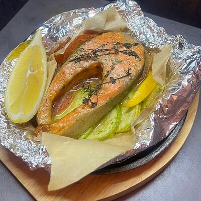 Стейк из морской форели, запечённый с овощамив Лось Лосось по цене 1300 ₽