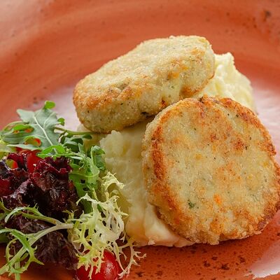 Домашние котлетки из щуки с пюре из молодого картофеля в Русская рыбалка по цене 940 ₽