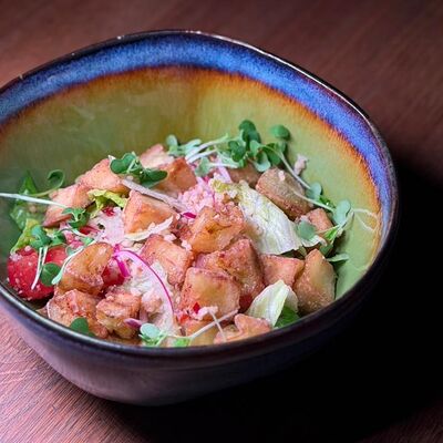 Салат с баклажанами и бакинскими томатами в Мята Lounge по цене 650 ₽
