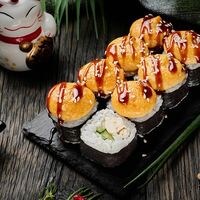 Запеченный ролл с курицей в Кухня МОМО