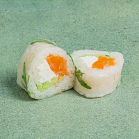 Ролл с лососем и рукколой в Art Food