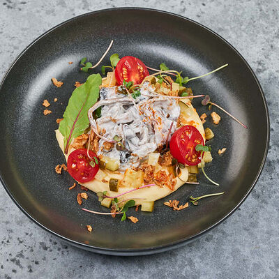 Бефстроганов с белыми грибами и маринованным огурцом в Belochka по цене 710 ₽