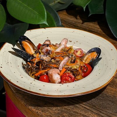 Вок с морепродуктами в Контейнер по цене 790 ₽