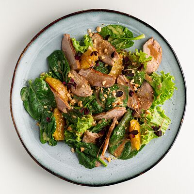 Салат из утки и шпината в Matteos по цене 590 ₽