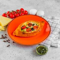 Хачапури-лодочка с черри и соусом песто в Хинкальная Кацо