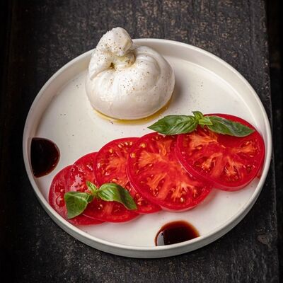 Буррата, томаты и бальзамик в Техникум по цене 690 ₽