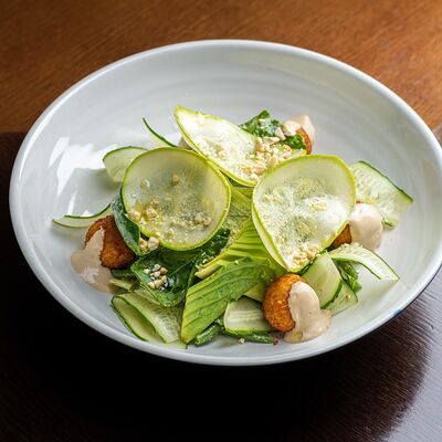 Овощной салат с авокадо, перепелиным яйцом и ароматным маслом в Brasserie Lambic по цене 780 ₽