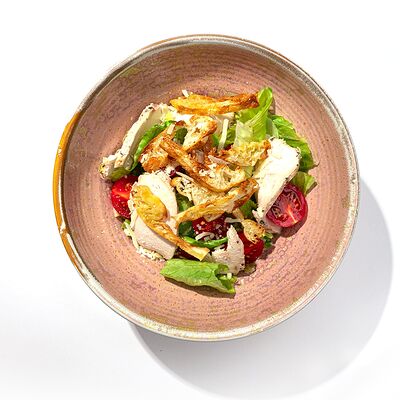 Салат Цезарь с курицей в Osteria Basilico по цене 540 ₽