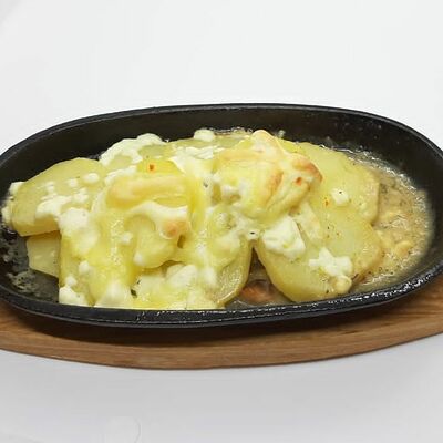 Горбуша, запечённая с картофелем в соусе Бешамель в Братик Томатик по цене 399 ₽