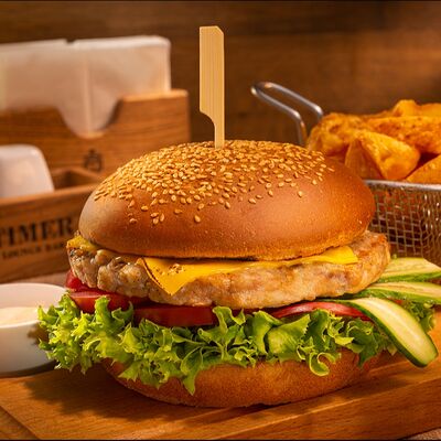 Бургер с куриной котлетой в Timer lounger bar по цене 670 ₽