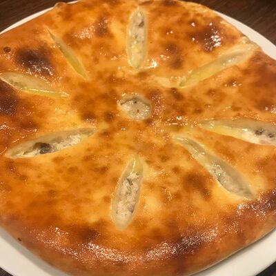 Осетинский пирог с курицей и сыром в Хинкальная Легенда по цене 820 ₽