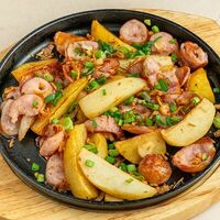 Колбаски с жареным картофелем в Brasserie Kriek