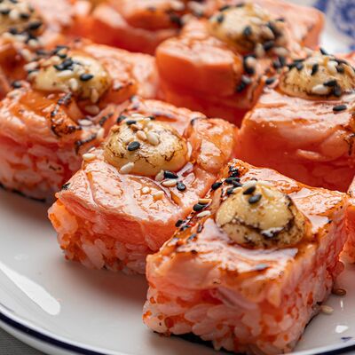 Хакка-суши Лосось татаки в Madame Zhu по цене 1200 ₽