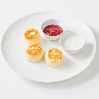 Сырники со сметаной и ягодным соусом в Волконский по цене 450 ₽