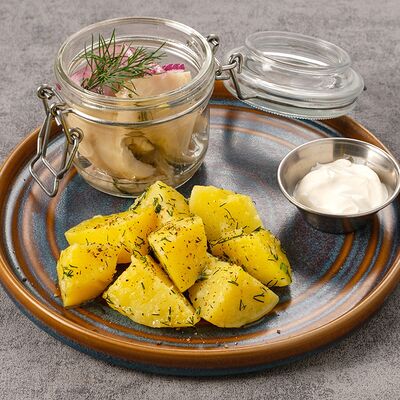 Грузди соленые со сметаной и теплым картофелем в Сибирская Корона по цене 689 ₽
