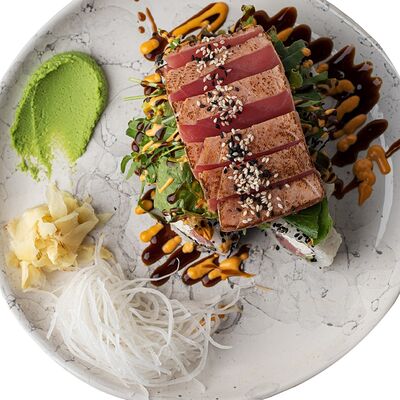 Татаки ролл с тунцом в Cheese Knock по цене 1000 ₽