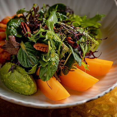 Жареные креветки с хурмой и малиновым дрессингом в Гвидон по цене 1600 ₽