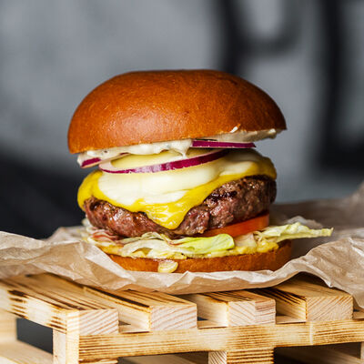 Бургер Четыре сыра в Kotleta bar по цене 400 ₽