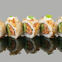 Ролл Бонито с жареным лососем в Marlin Sushi