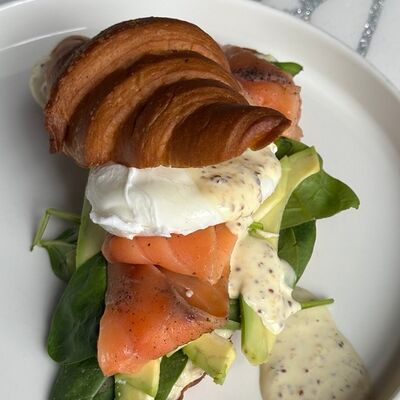 Круассан с лососем в Crystal по цене 950 ₽