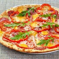 Пицца с беконом, копченой колбаской и сыром чеддер в Pizza-house