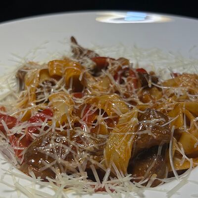 Паста с говядиной и овощами в томатном соусе в Камчатка по цене 549 ₽