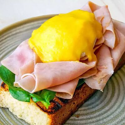 Бенедикт с ветчиной в Tao Sushi Lab по цене 490 ₽