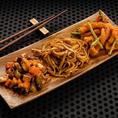 Китайка-сет с лапшой, Кунг Пао и пикантной курицей фри в K!TAiKA по цене 592 ₽