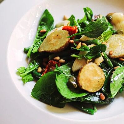 Салат с артишоком, свежим шпинатом и картофелем черри в Беллуччи по цене 845