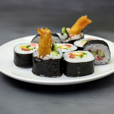 Ролл с жареной креветкойв SASHIMI по цене 605 ₽