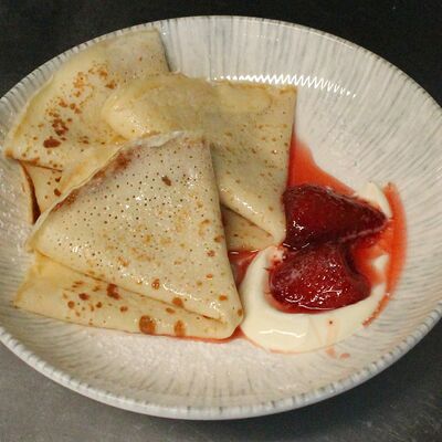 Блинчики со сметаной и домашним вареньем в Хлеб & Булки по цене 380 ₽