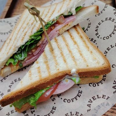 Сэндвич с ветчиной и сыром в Traveler's Coffee по цене 418 ₽