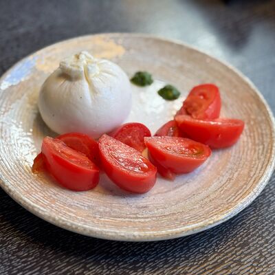 Буратта с томатами в Only Wine по цене 1150 ₽