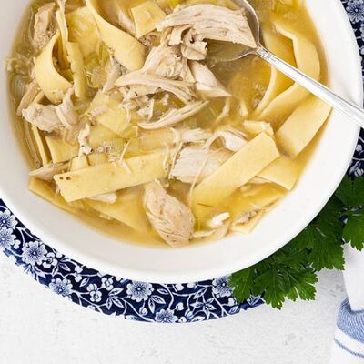 Суп куриный с лапшой фетучинив Одно мясо по цене 300 ₽