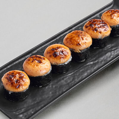 Запеченный ролл с лососем и соусом спайси в Gaijin по цене 930 ₽