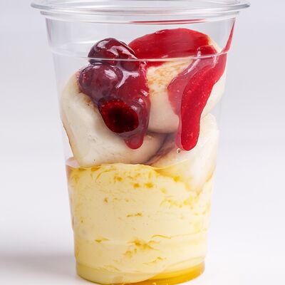 Сырники с ванилью, ягодой и лимоном в Coffee Machine по цене 530 ₽