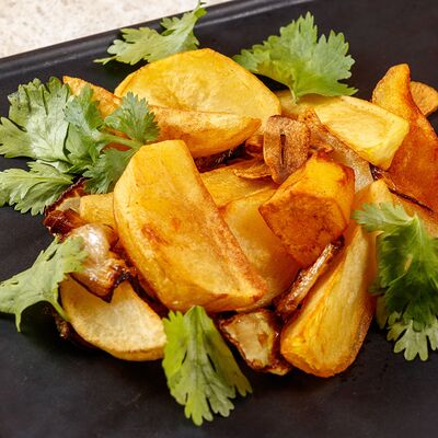 Жареный картофель с луком и чесноком в Jager restopub по цене 410 ₽