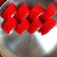 Ролл с лососем и огурцом в тобико в Da Sushi