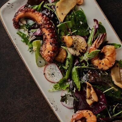 Салат с морепродуктами и фирменной заправкой в MeatBarrique по цене 1500 ₽