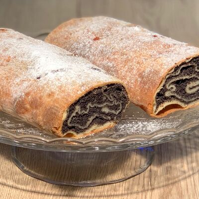 Маковый рулет в Bonbon авторская кондитерская по цене 180 ₽