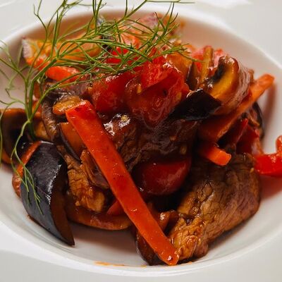 Вырезка с овощами в Помидорро по цене 635 ₽