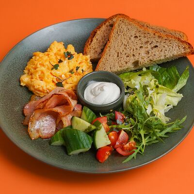 Скрембл или глазунья с беконом в Марсианин по цене 660 ₽