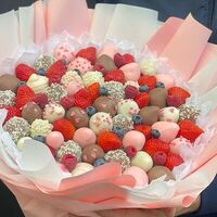 Розовый букет из клубники в шоколаде в Mosberry