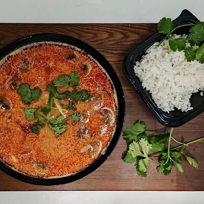 Том ям с курицей, подача с рисом в Суши мафия по цене 680 ₽
