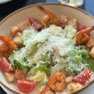 Цезарь с тигровыми креветками в Adriano Leonardo по цене 720 ₽