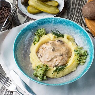 Бефстроганов с тартаром из огурца и картофельным пюре в Линдфорс по цене 1170 ₽
